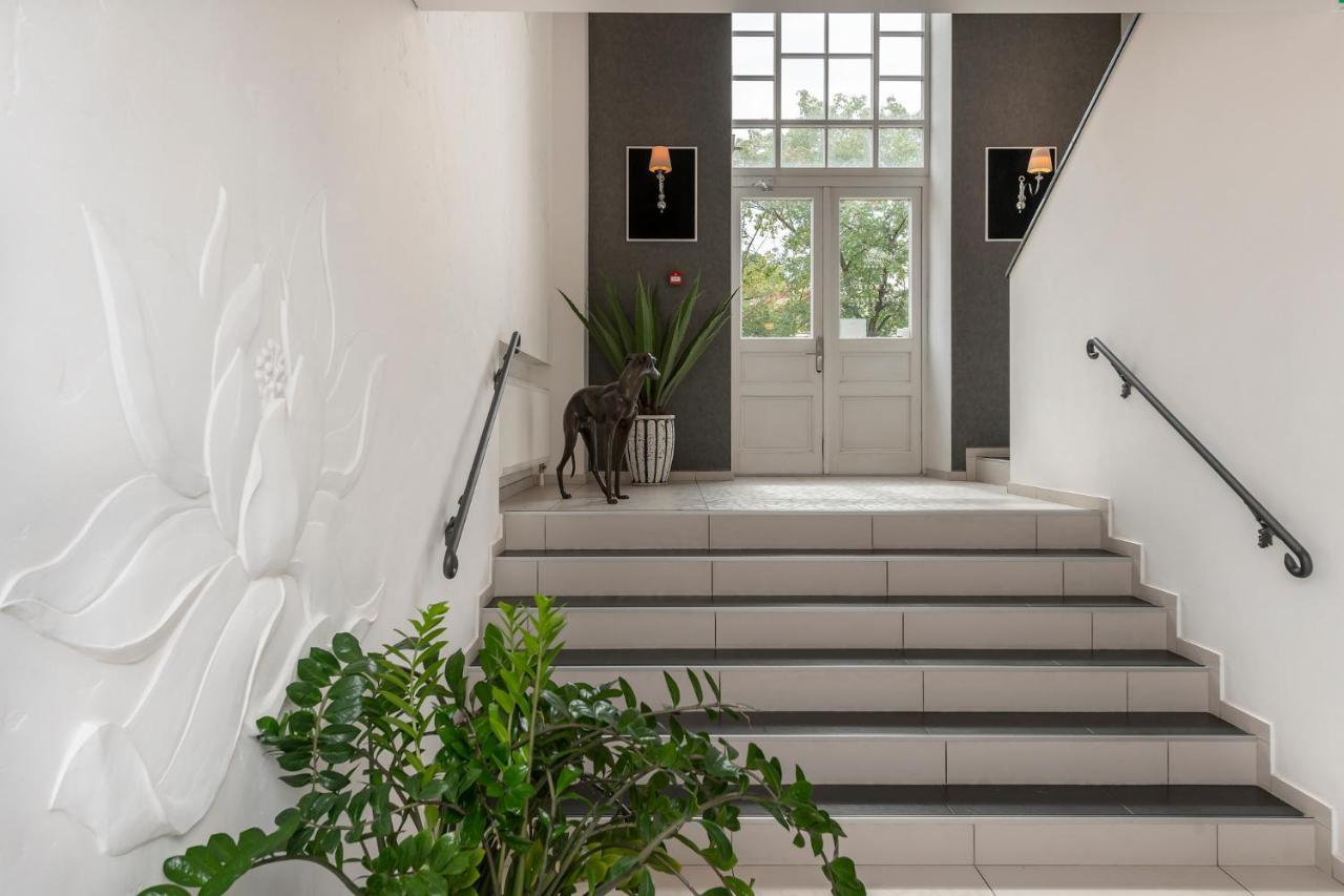 Moon Garden Old Town Hotel Вильнюс Экстерьер фото