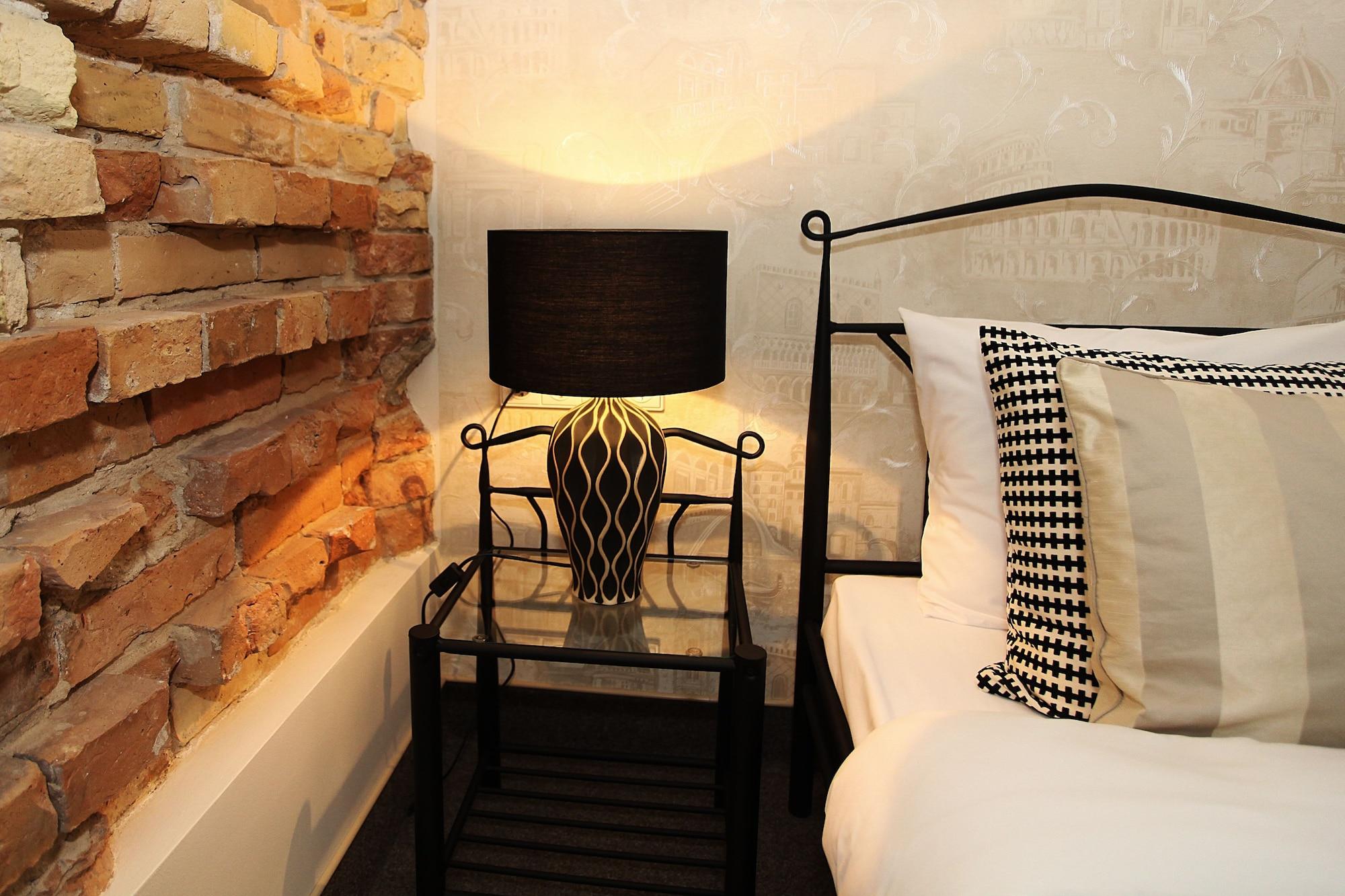 Moon Garden Old Town Hotel Вильнюс Экстерьер фото