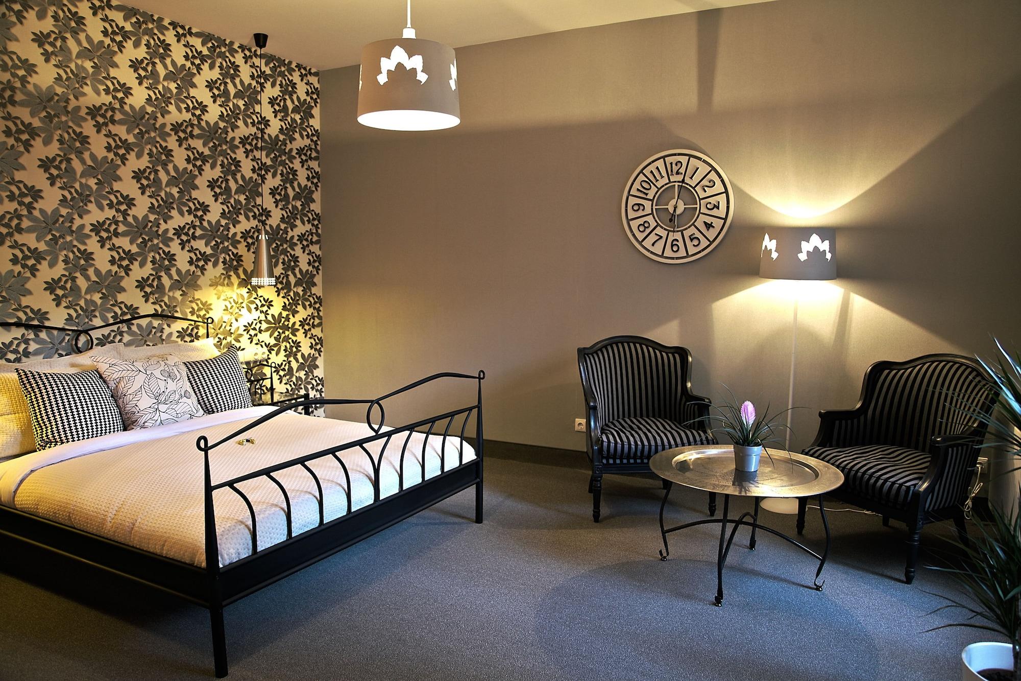 Moon Garden Old Town Hotel Вильнюс Экстерьер фото