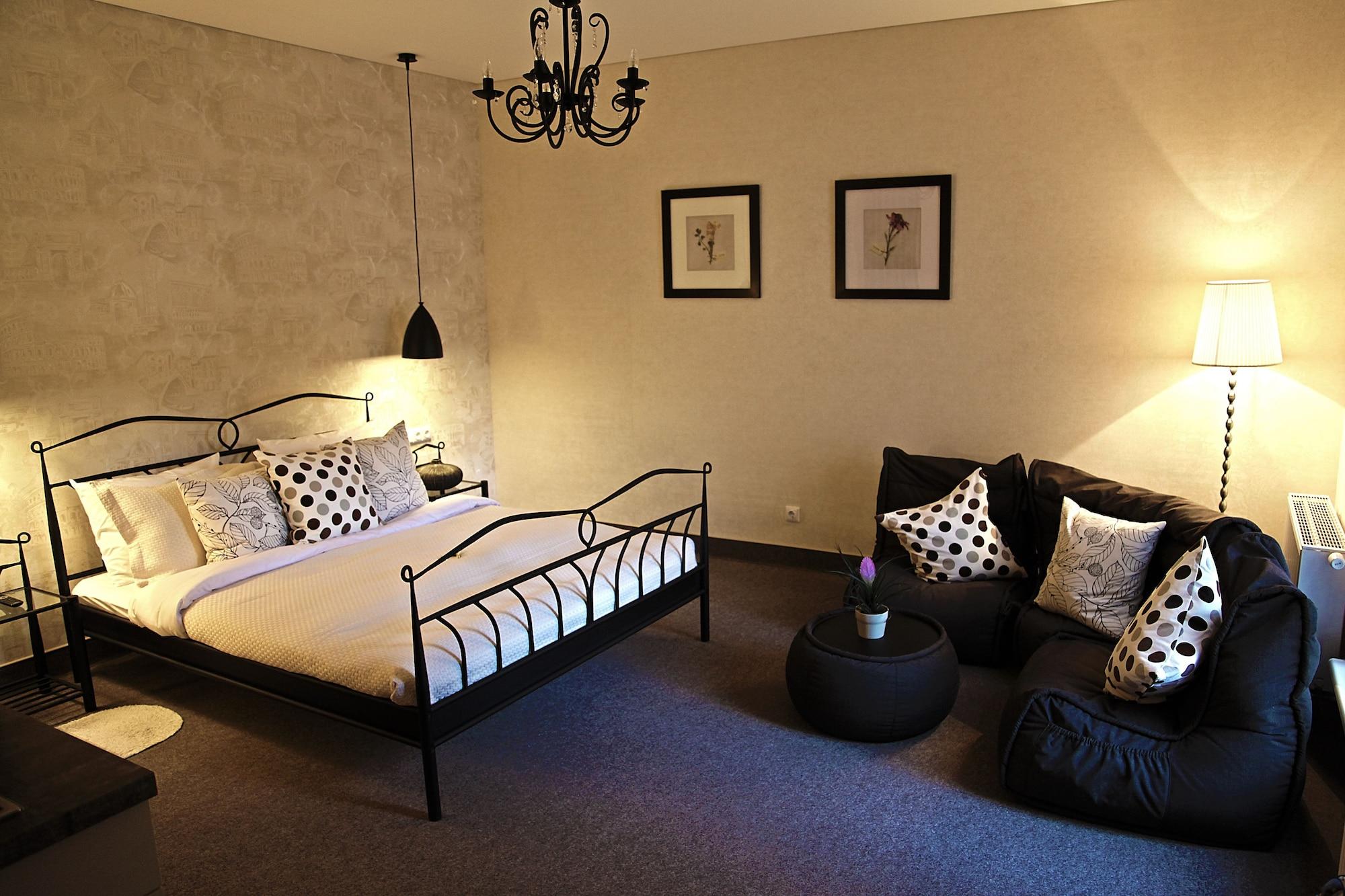 Moon Garden Old Town Hotel Вильнюс Экстерьер фото