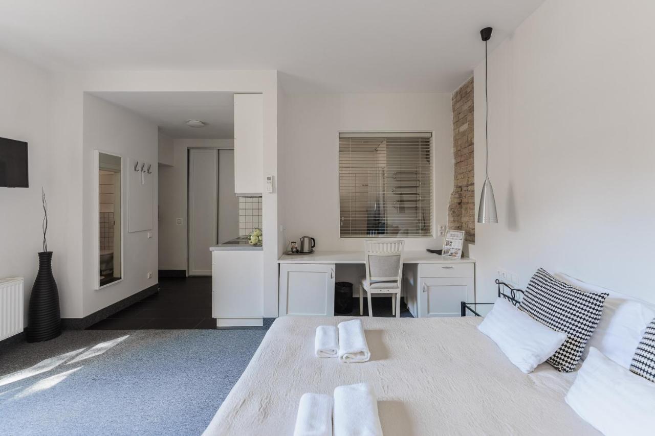 Moon Garden Old Town Hotel Вильнюс Экстерьер фото