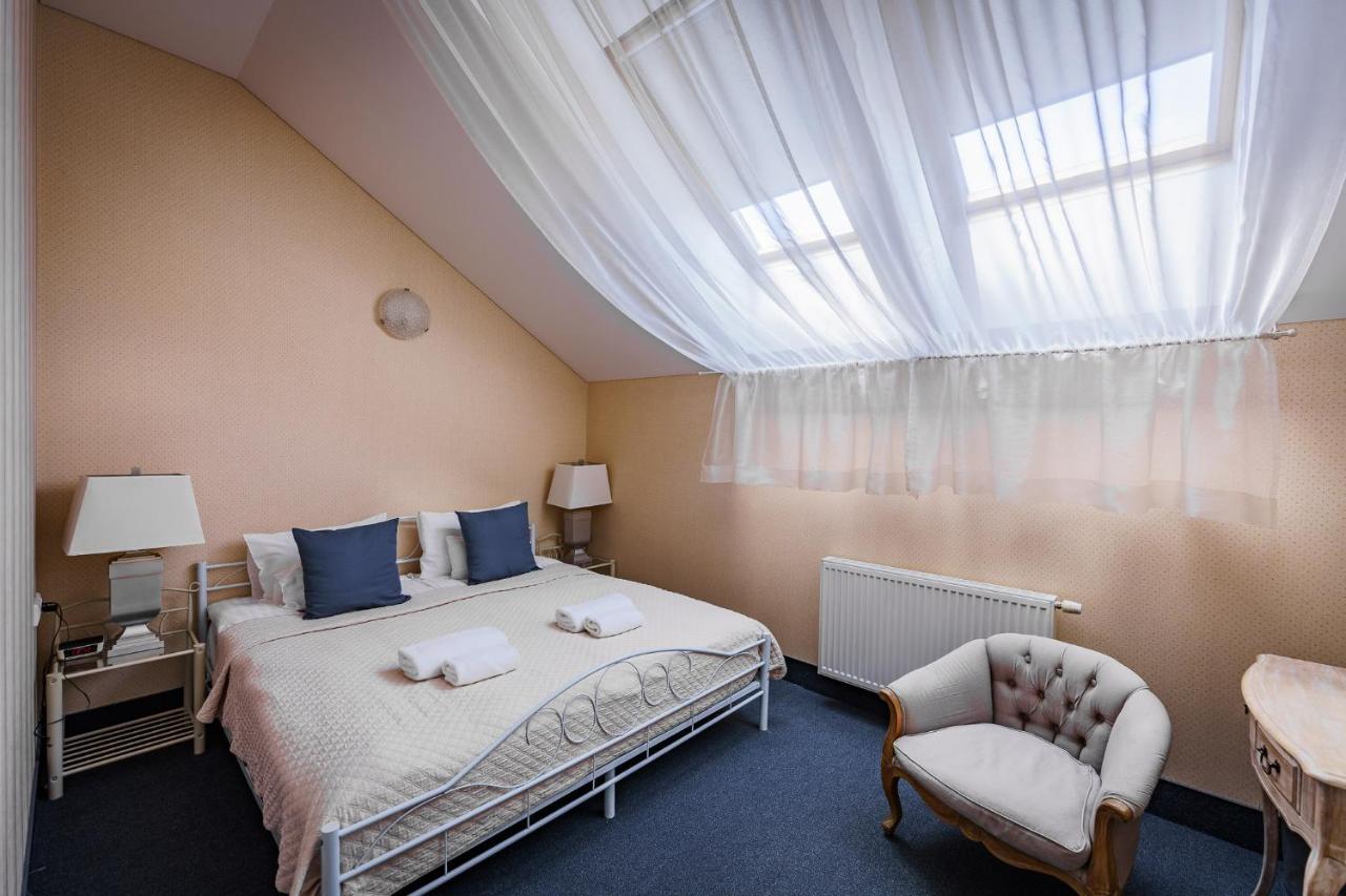 Moon Garden Old Town Hotel Вильнюс Экстерьер фото